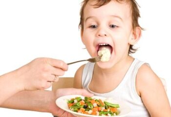 Seu filho come muito rápido e não escova os dentes adequadamente? Se a resposta for sim, cuidado!