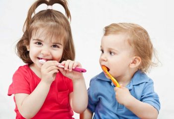 Bebês podem usar pasta de dente com flúor? Podem sim!