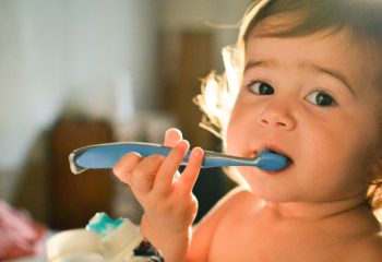 Entenda a importância de escovar a boca do bebê desde seu primeiro dentinho